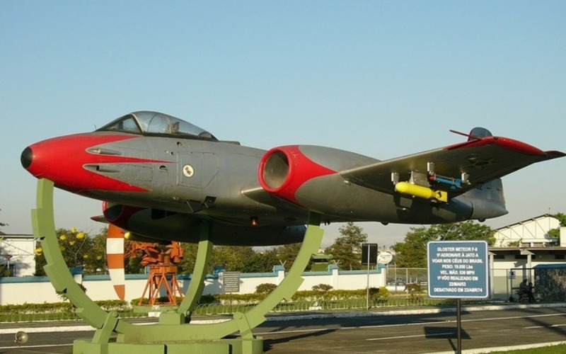 Força Aérea Brasileira e Marinhas Sul-Americanas modernizam a defesa militar: Brasil restaura o lendário caça F-8 Gloster Meteor e apresenta tecnologia naval ultramoderna 