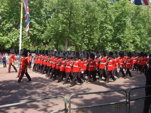 Companhia de guardas granadeiros do Exército Britânico.