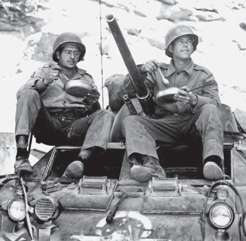 2 soldados do Brasil comendo sobre um M8 Greyhound da 1ª Divisão Brasileira durante a Segunda Guerra Mundial.