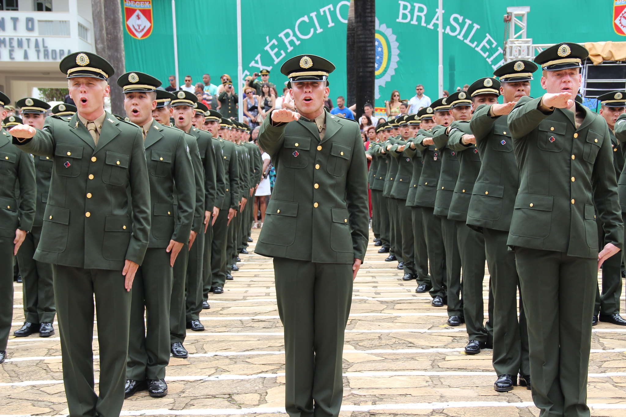 Com salário que pode chegar a R$ 14 mil, Exército publica novo aviso de convocação para Temporários!