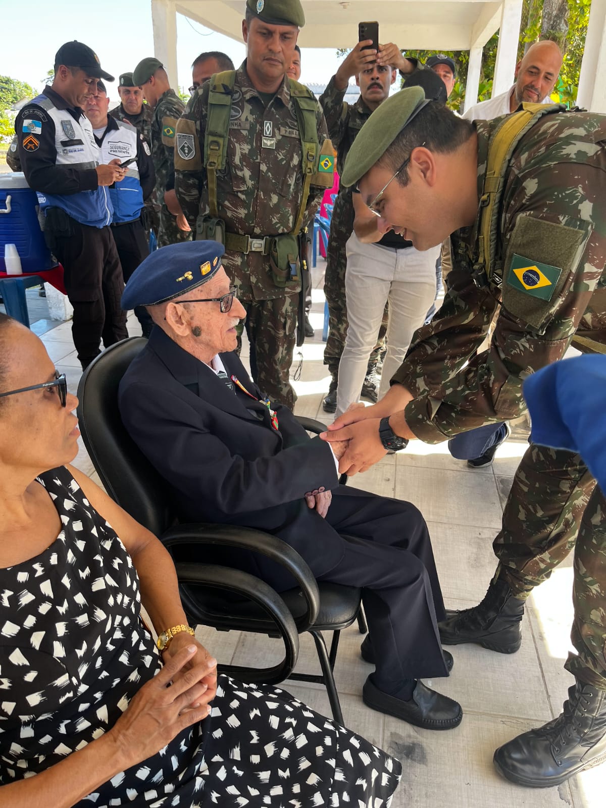 Ex-combatente da FEB recebe um tributo emocionante do Exército