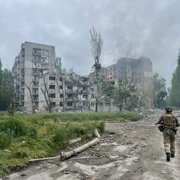 Edifício residencial em Avdiivka, Donetsk, Ucrânia, após ataque com foguete russo. Guerra da Ucrânia cobra preços cada vez mais altos de civis.