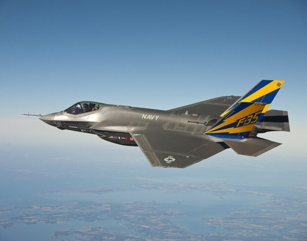 A primeira aeronave de ciências de voo F-35C, CF-01, realiza um voo de teste sobre a Baía de Chesapeake em fevereiro de 2011.