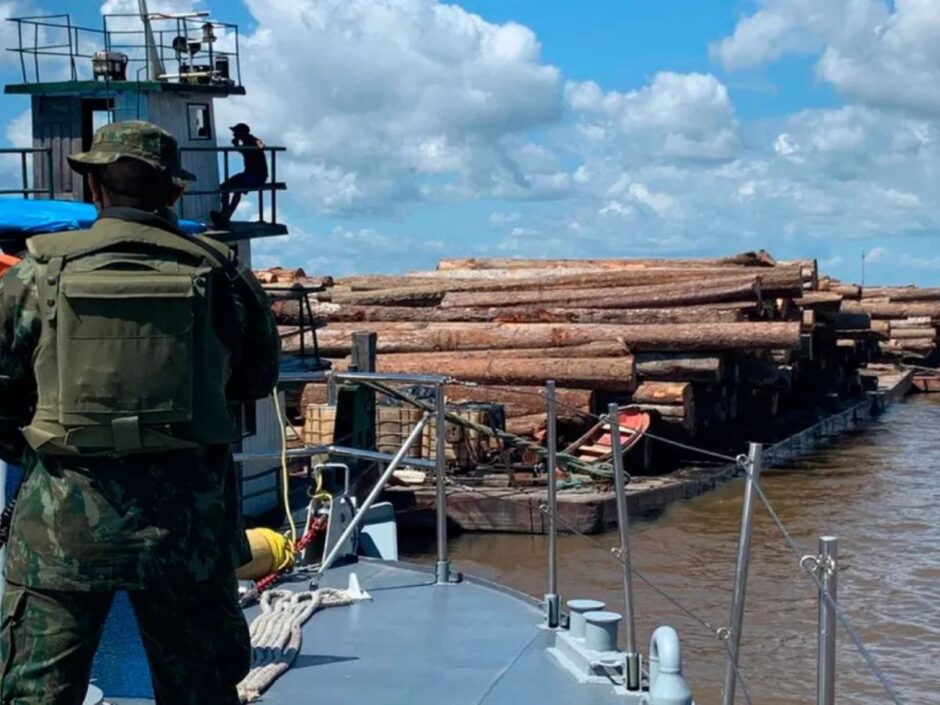 Marinha do Brasil apreende comboio com quatro balsas e 4 mil metros cúbicos de madeira irregular no Rio Amazonas em grande operação de patrulha naval