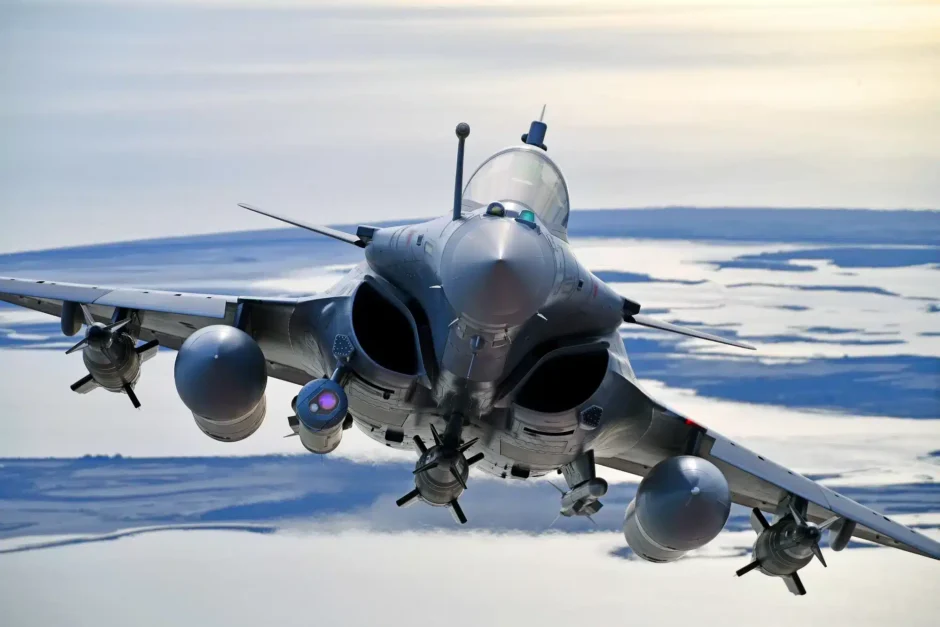 A Força Aérea francesa enfrenta um desafio alarmante: seu arsenal de mísseis e munições pode durar apenas três dias em combate intenso