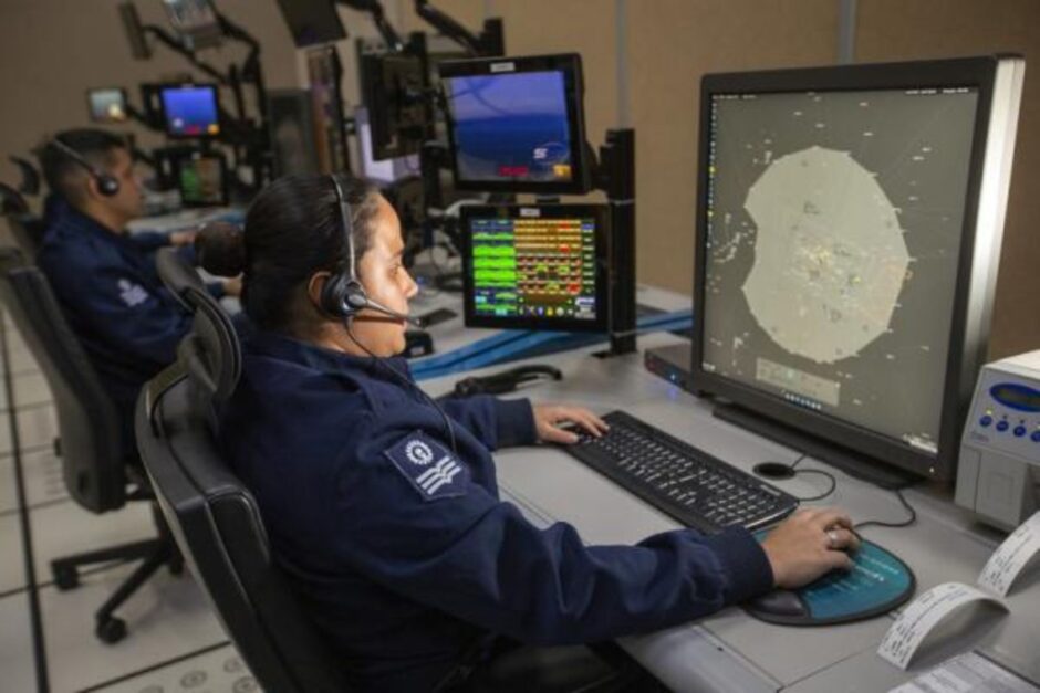 O que a FAB faz para proteger o Brasil? Dos radares de última geração à interceptação de tráfego ilícito, veja como o DECEA garante um espaço aéreo seguro e eficiente