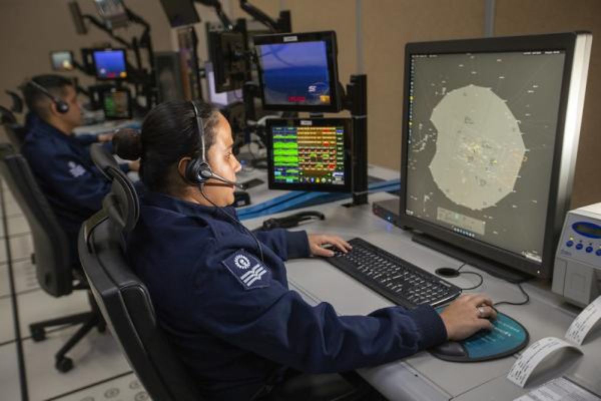 O que a FAB faz para proteger o Brasil? Dos radares de última geração à interceptação de tráfego ilícito, veja como o DECEA garante um espaço aéreo seguro e eficiente