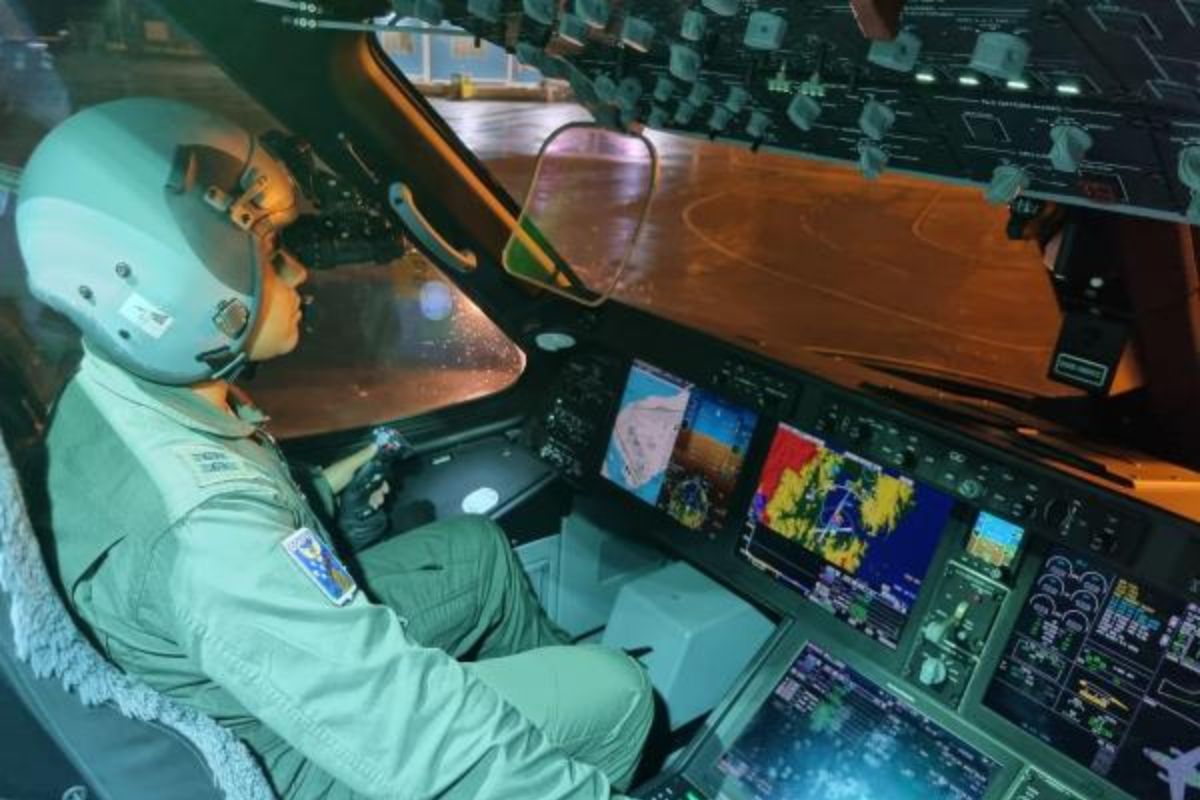 Óculos de visão noturna na FAB: o segredo das missões invisíveis! Com NVG de última geração, os pilotos enxergam onde ninguém mais pode, tornando o KC-390 Millennium ainda mais letal e estratégico!