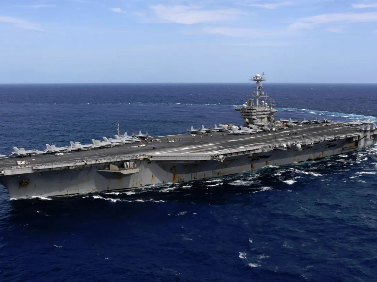 Poderoso porta-aviões da marinha dos EUA colide com navio mercante no mediterrâneo em incidente raro perto do canal de Suez e gera alerta sobre segurança na região
