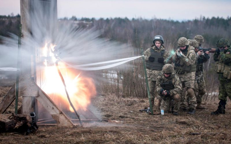 Rússia supera Europa em gastos militares e mundo atinge recorde de US$ 2,2 trilhões em defesa; EUA respondem por 41% dos gastos globais, enquanto China fica com 10%