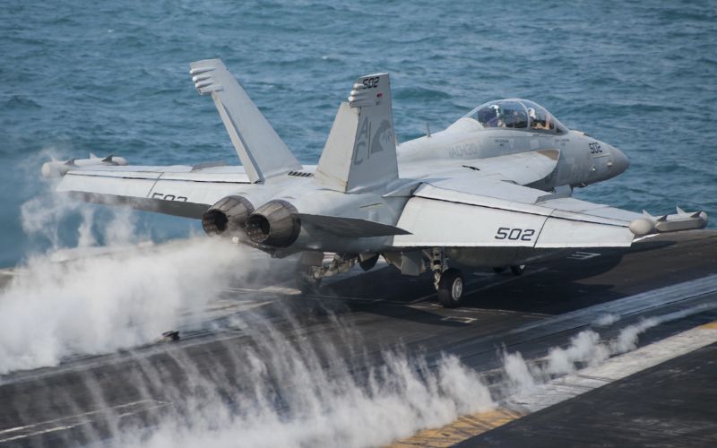 Marinha dos EUA perde caça de 125 milhões de dólares em acidente misterioso durante pouso na base naval de San Diego… o que realmente aconteceu?
