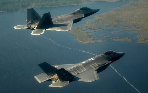 F-22 e F-35 voam em formação sobre a Flórida. Jóias da Força Aérea dos EUA seriam um problema para a China.