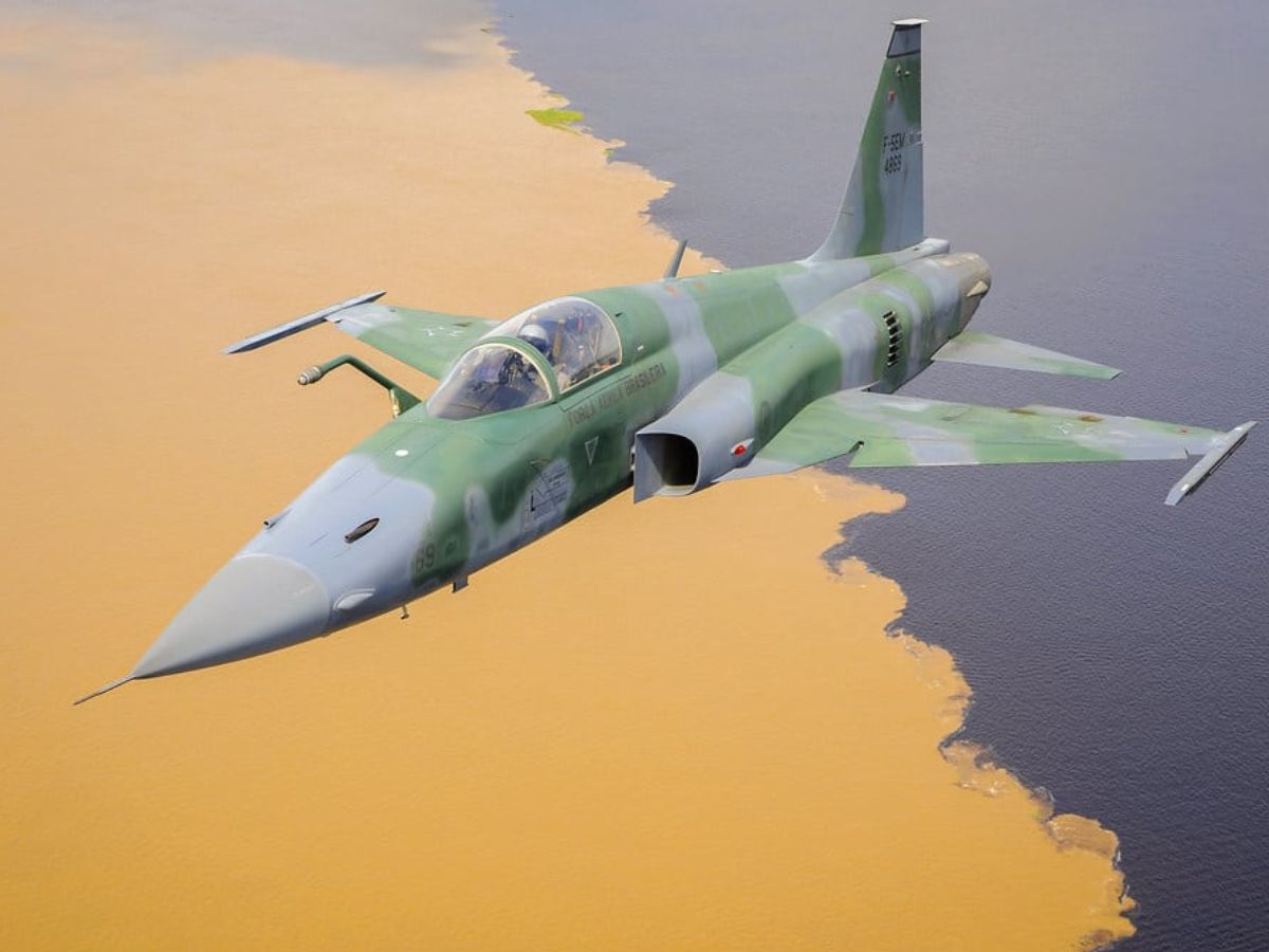 Força Aérea abate aeronave consideada hostil que invadiu espaço aéreo brasileiro pela fronteira Venezuelana, confira as imagens