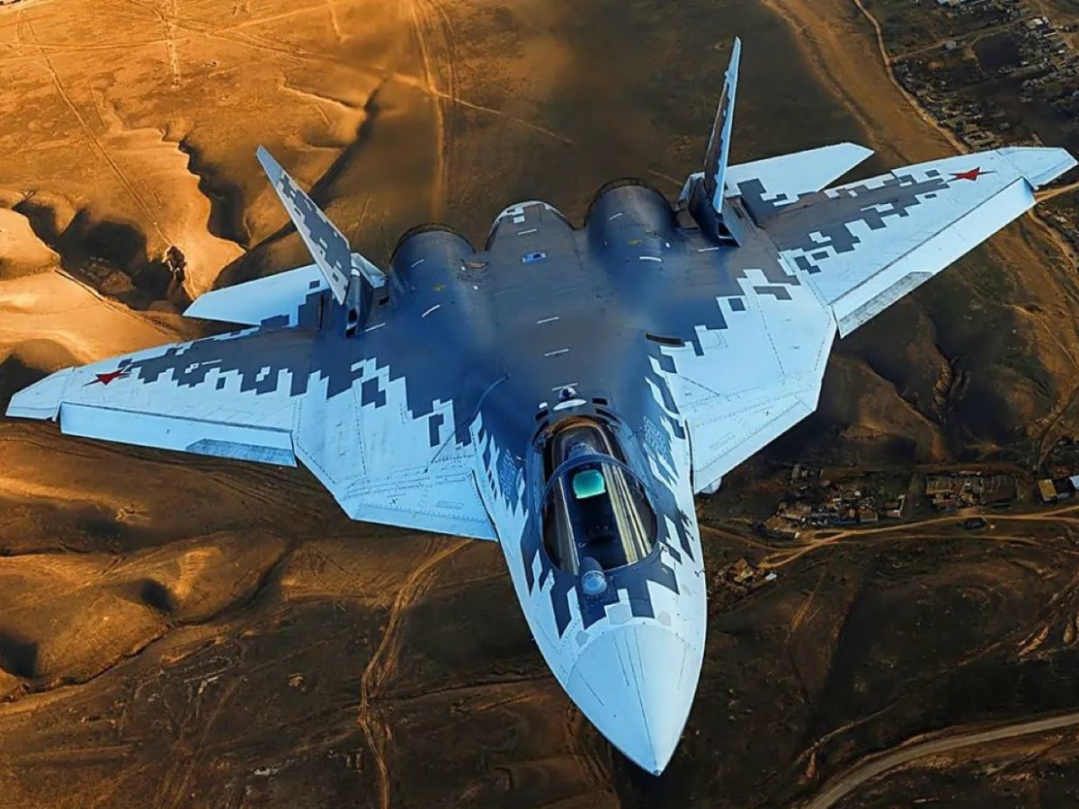 Força Aérea Russa: Caça SU-57 exibe estranho símbolo na fuselagem e levanta suspeitas, seria uma marcação confirmando o abate de um drone S-70 na Ucrânia?