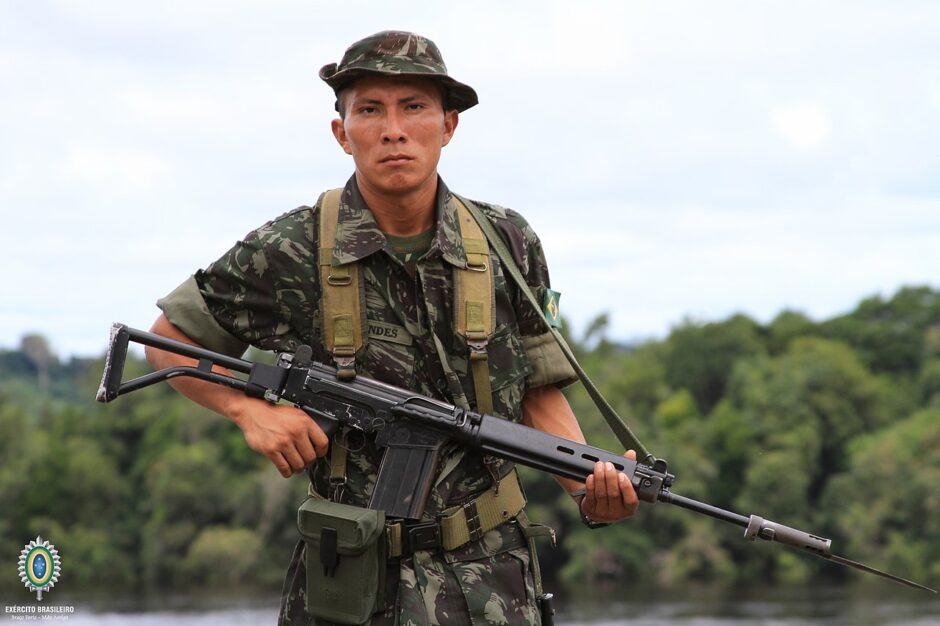 FN FAL vs. Rifles modernos: ainda vale a pena carregar esse peso? O futuro do “braço direito do mundo livre” no combate atual