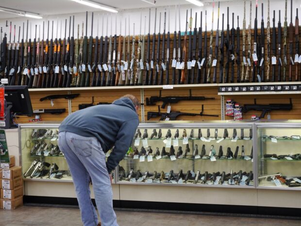Seção de uma típica loja de armas americana: povo dos EUA é o mais armado do mundo.
