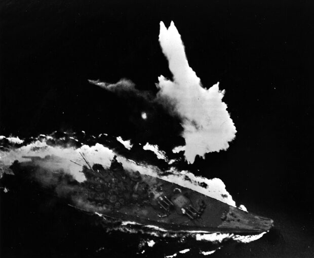 Bomba americana quase acerta bombordo do Yamato. Navio já estava emitindo fumaça branca da popa.
