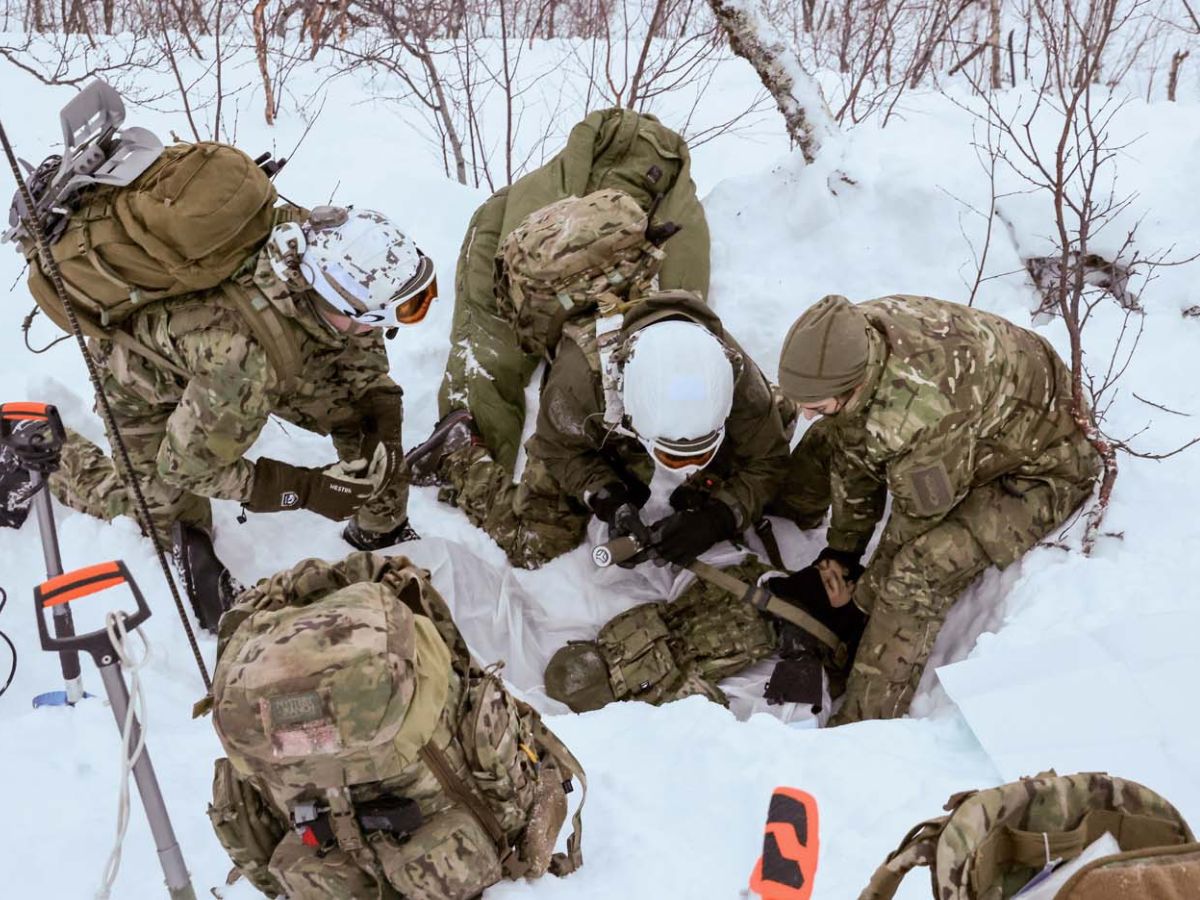 Treinamento de guerra no ártico coloca médicos da marinha e fuzileiros navais em resgates extremos sob neve e frio intenso enquanto militares enfrentam desafios de sobrevivência e combate