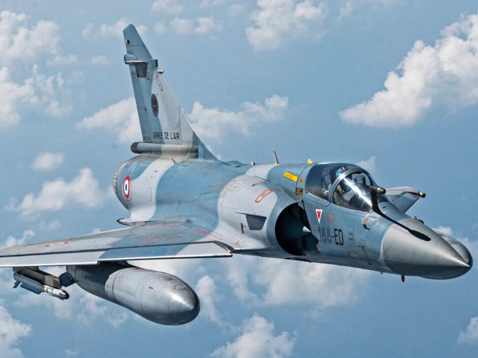 Força Aérea Francesa revela interceptação noturna de drone kamikaze por caça Mirage 2000 e confirma eficácia contra ameaças aéreas no oriente médio e Europa