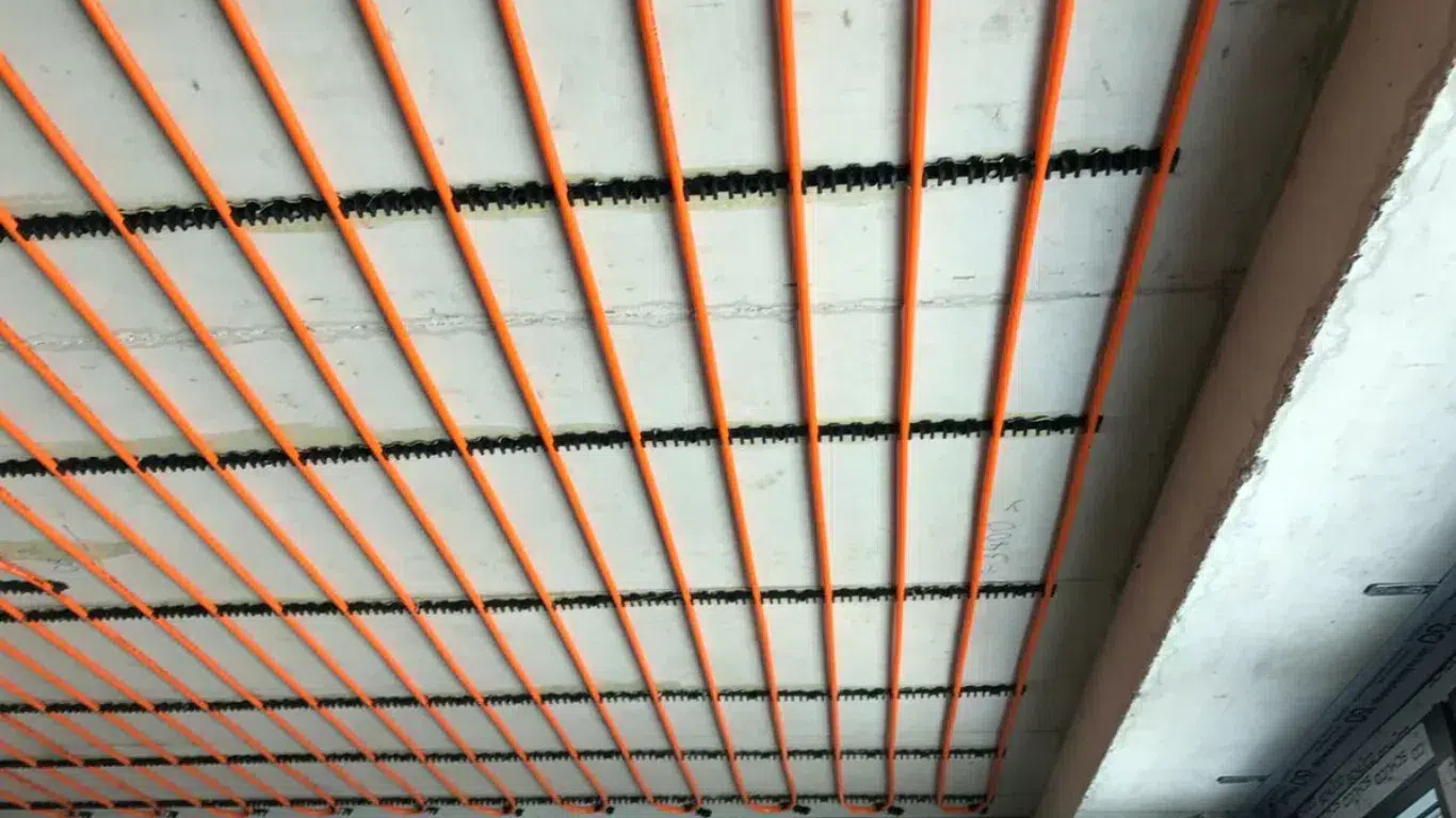 Já imaginou substituir o ar-condicionado por uma tecnologia mais eficiente e econômica? O teto radiante promete climatizar sua casa de forma silenciosa e sustentável, reduzindo sua conta de luz