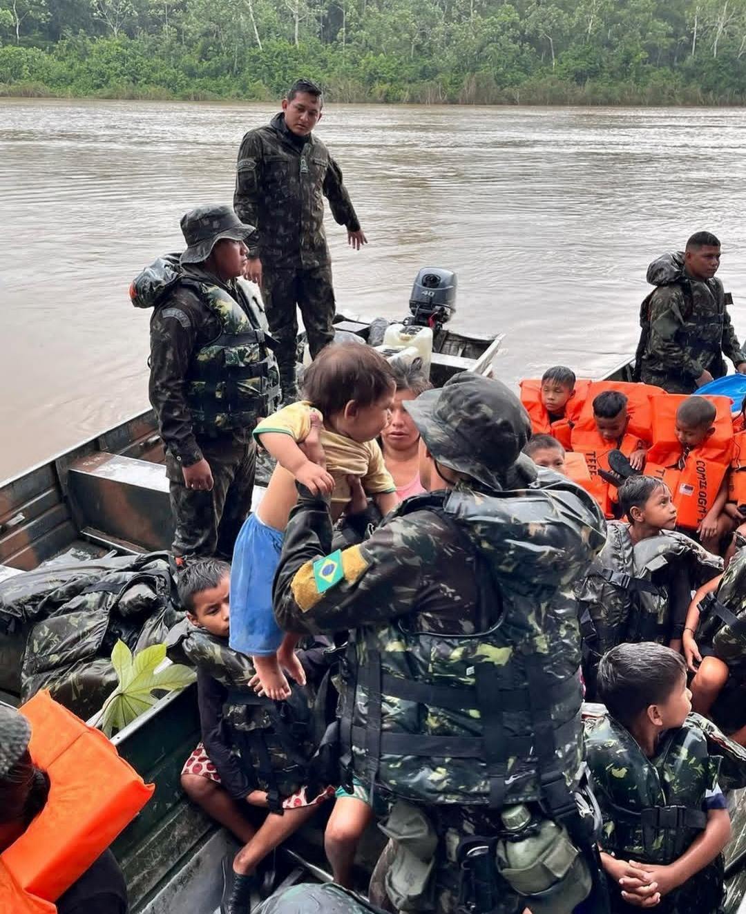 Heróis da selva: Exército resgata indígenas após naufrágio na Amazônia