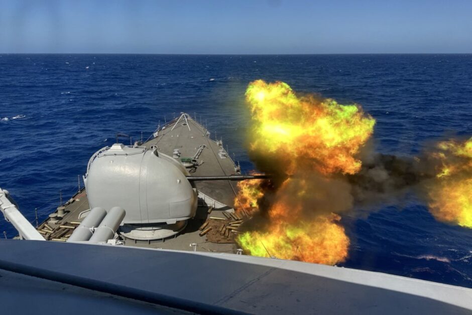 Marinha do Brasil realiza treinamento estratégico e testa poder de fogo com navios e helicópteros no Rio de Janeiro, na Operação ‘Lançamento de Armas I/2025’