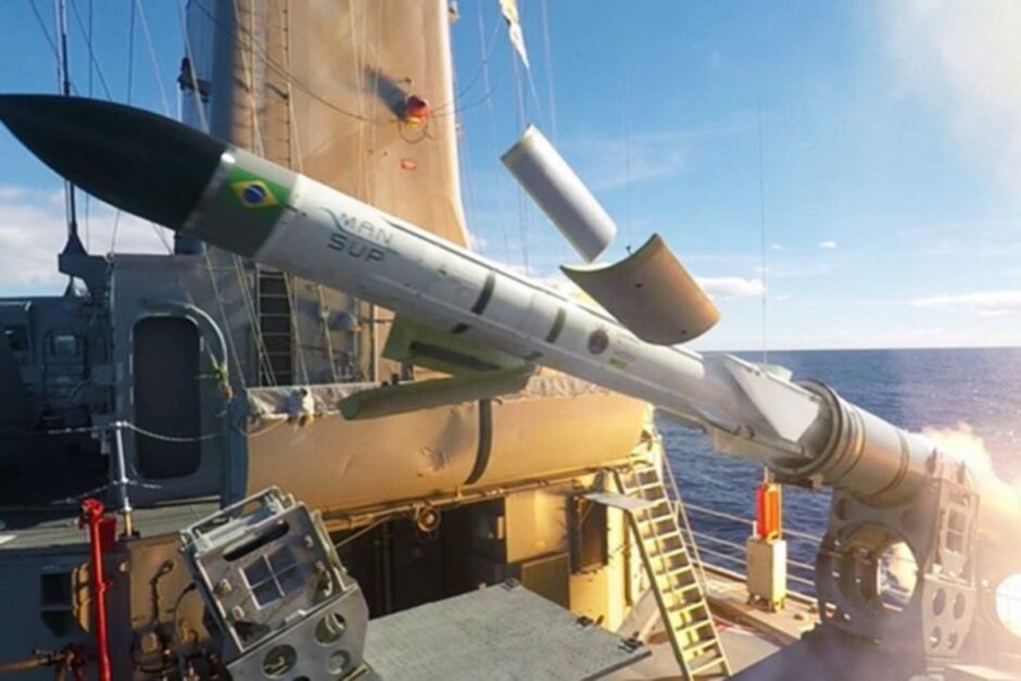 Destaque e inovação na IDEX-NAVDEX 2025: Comandante da Marinha do Brasil visita o OPV FA-400 com lançador MANSUP/MANSUP-ER