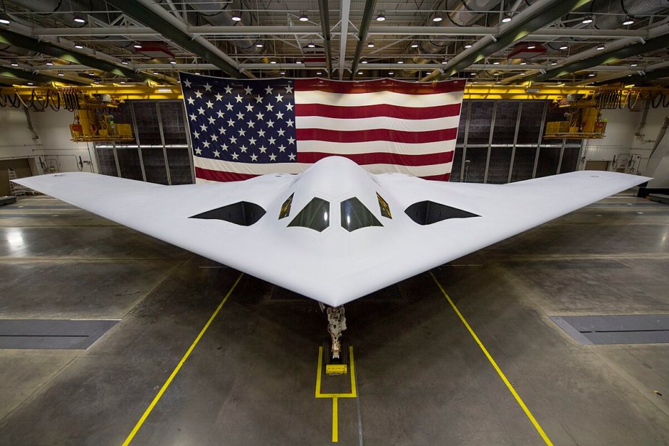 A nova arma da Força Aérea dos EUA: o bombardeiro B-21A Raider ganha nova fase de produção, revolucionando a aviação militar com um investimento bilionário
