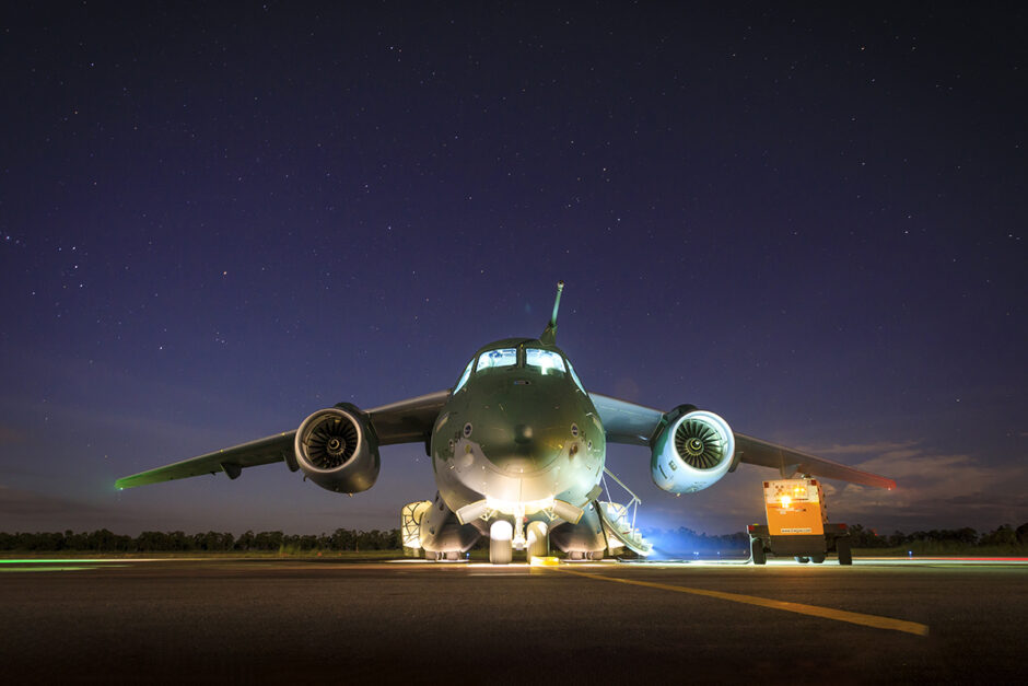 A Força Aérea Brasileira faz história! O KC-390 Millennium realiza seu primeiro pouso noturno em pista curta com óculos de visão noturna e sensores avançados