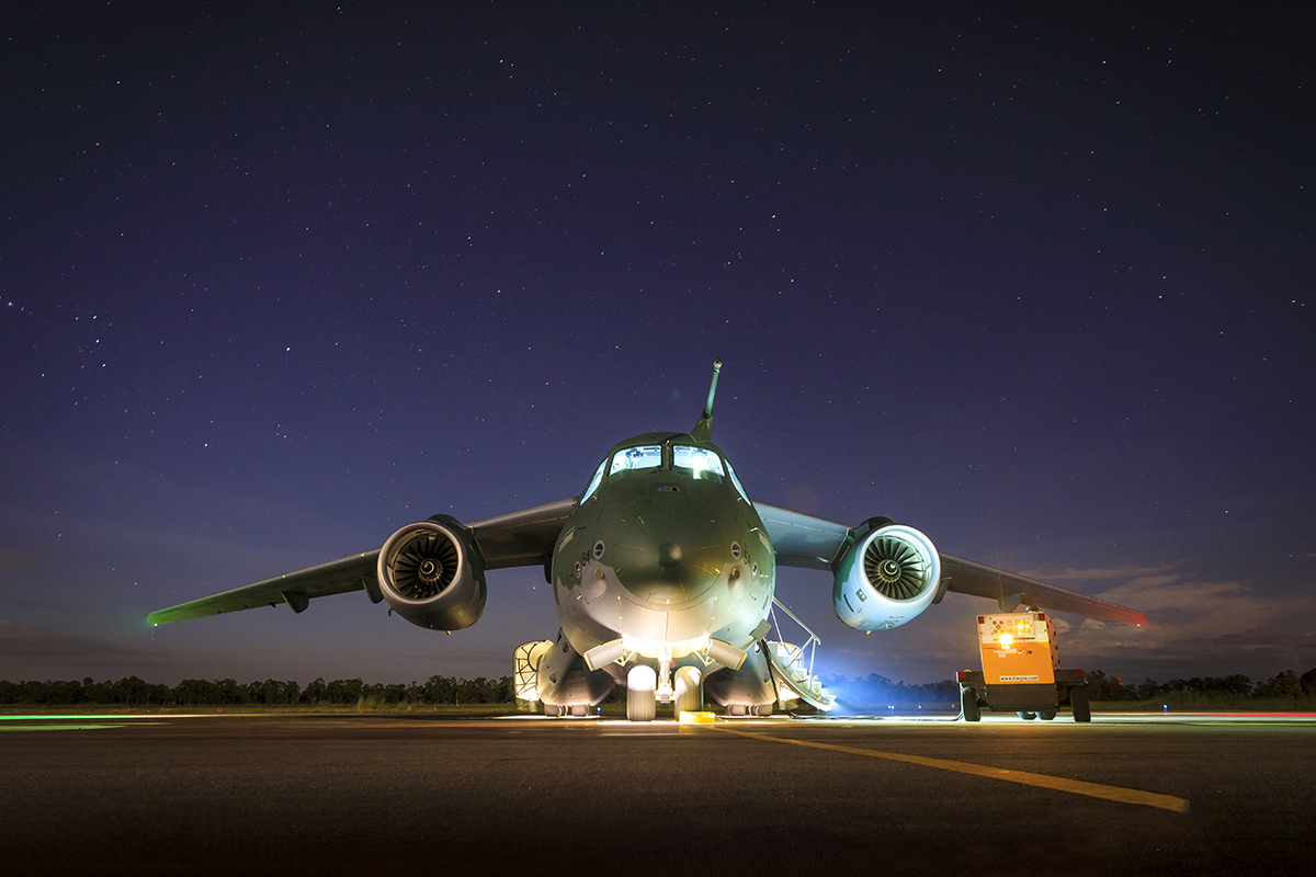 A Força Aérea Brasileira faz história! O KC-390 Millennium realiza seu primeiro pouso noturno em pista curta com óculos de visão noturna e sensores avançados
