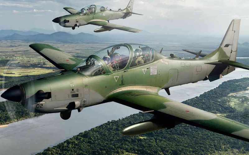 Força Aérea Nacional da Colômbia lança poderosa ofensiva com caças A-29 Super Tucano após investigações revelarem bases guerrilheiras apoiadas por Maduro em território colombiano