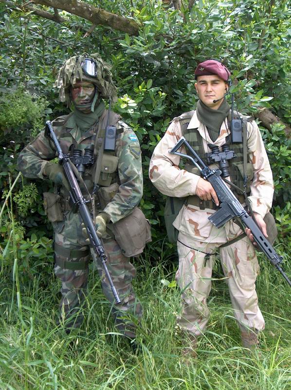 Soldados argentinos portando um FN FAL.