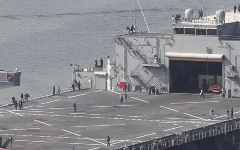 Navio de apoio a Operações Especiais dos EUA chega em breve no Brasil: USS Robert E. Simanek (ESB 7), da Marinha dos Estados Unidos, atraca no porto do Rio em 26 de março