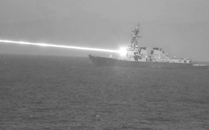 Marinha dos EUA testa a arma a laser Helios no USS Preble, atingindo um drone em movimento com precisão