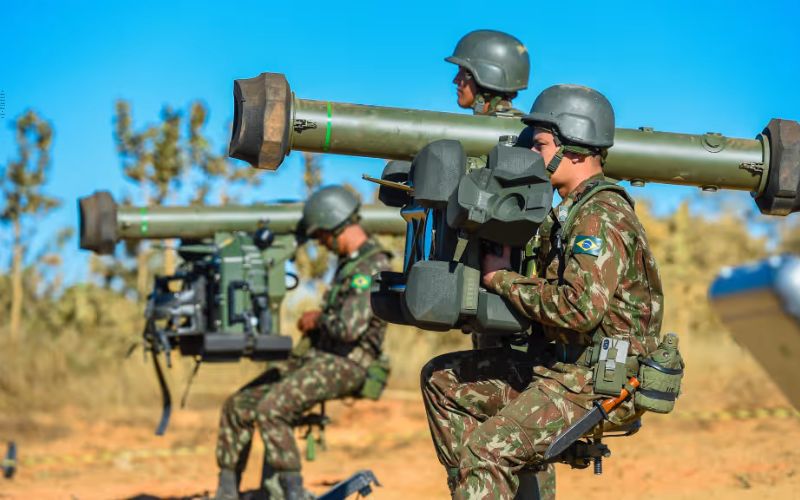 Blindados, fuzis e defesa antiaérea! O Exército entra pesado no mercado internacional em 2025