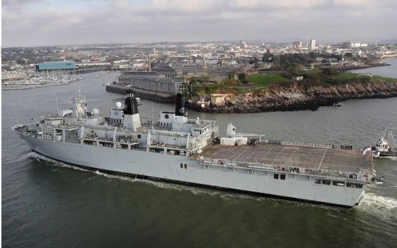 Brasil pode adquirir dois navios anfíbios da Marinha Real em negociação descrita como “militarmente analfabeta” pelo Ministro Sombra das Forças Armadas Britânicas: “Por uma pechincha, Marinha Brasileira ganha dois navios de grande porte, enquanto o Reino Unido se desfaz de sua frota estratégica”