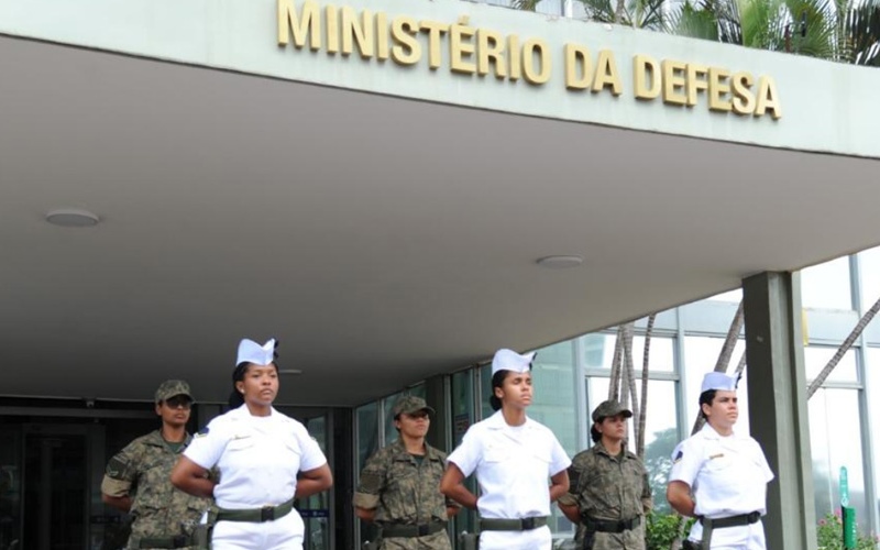 Patinando entre orgulho e desestímulo, primeiras mulheres Soldados Fuzileiros Navais começam a guarnecer Ministério da Defesa