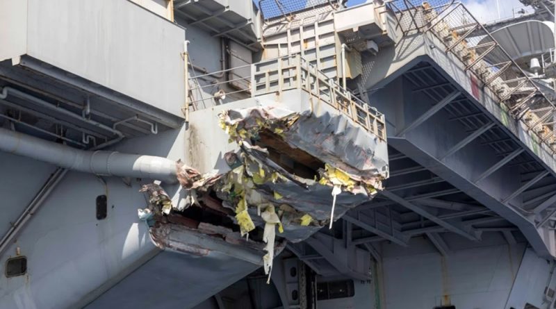 O porta-aviões nuclear dos Estados Unidos USS Harry S. Truman passa por reparos urgentes após colidir com um navio mercante perto do Canal de Suez. Imagens revelam os danos na estrutura da embarcação