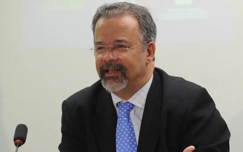 Ex-ministro da Defesa publica artigo em que defende fim das candidaturas militares: “Um vírus a corroer a hierarquia e a inseminar a caserna com as tentações da política, ameaçando sua estabilidade e profissionalismo”
