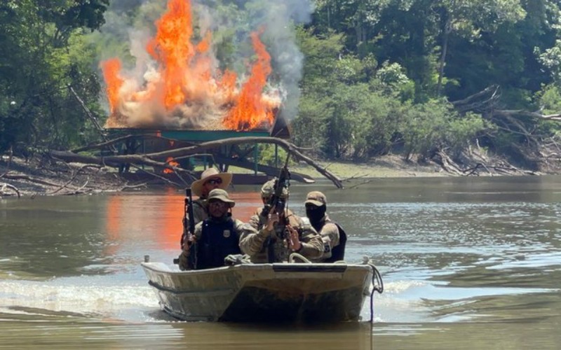Paralelo ao estardalhaço do governo e Forças Armadas sobre combate ao garimpo, Greenpeace identifica 130 balsas criminosas operando na Amazônia: “FAB poderia afundar essas dragas com mísseis”