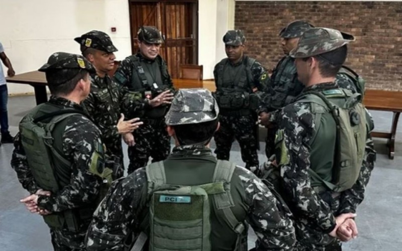 Exército Brasileiro leva sua lendária tropa de elite à África do Sul e dá início a treinamento inédito de guerra na selva, moldando o combate em florestas e fortalecendo alianças estratégicas