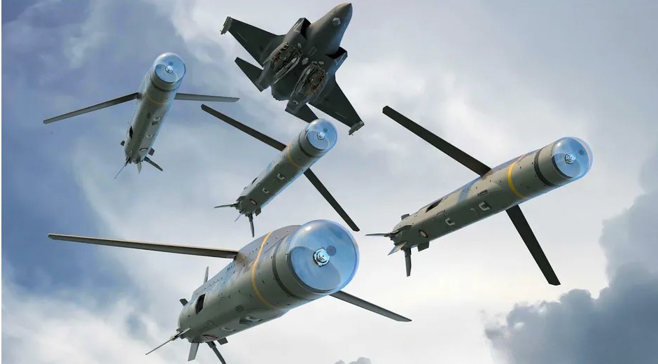 Caça F/A-18 Super Hornet da Marinha dos EUA lança pela primeira vez a revolucionária bomba planadora StormBreaker com visão infravermelha e radar de ondas