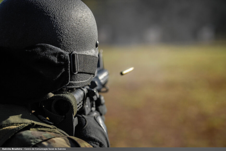 Exército realiza exercício militar no Rio de Janeiro para testar vias de acesso estratégicas e aprimorar mobilidade de tropas em combate