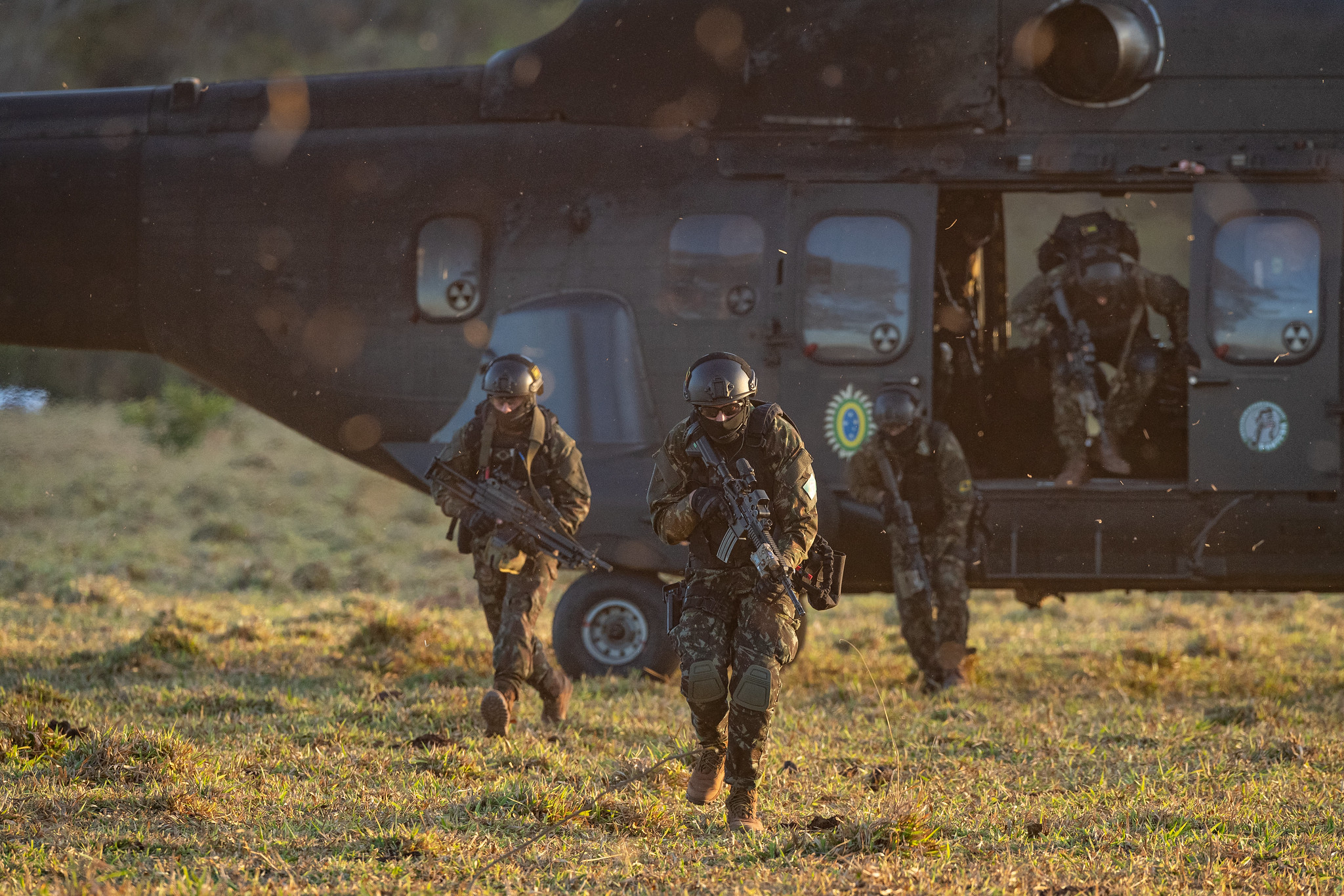 Forças Armadas do Brasil operam no limite com armas obsoletas e dependência estrangeira enquanto fronteiras com 10 países expõem fragilidades e colocam em risco a defesa e a soberania nacional