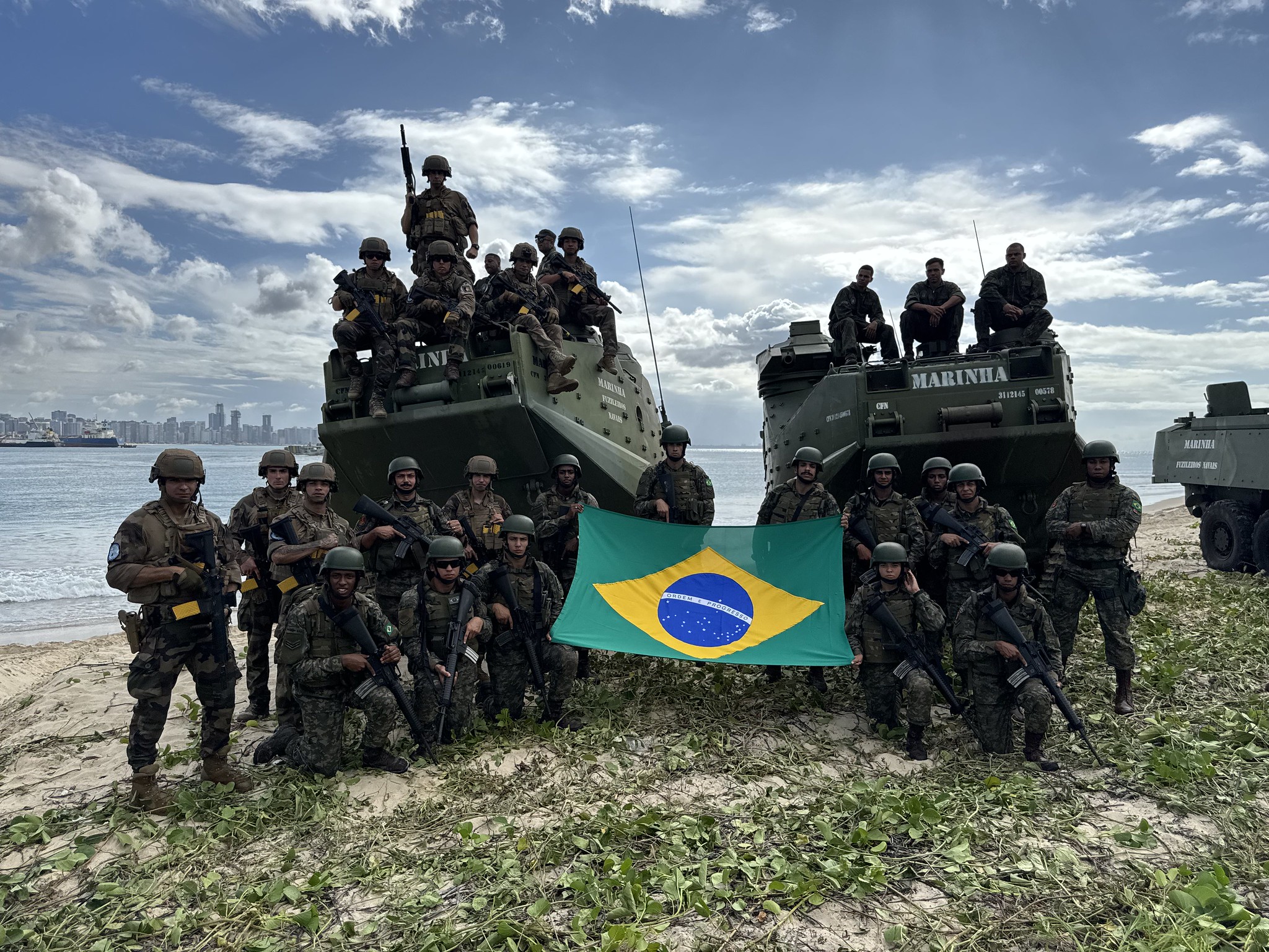 Marinha do Brasil e Forças Armadas da França encerram com grande demonstração a operação “Jeanne d’Arc 2025” com simulação de evacuação e desembarque militar em Fortaleza