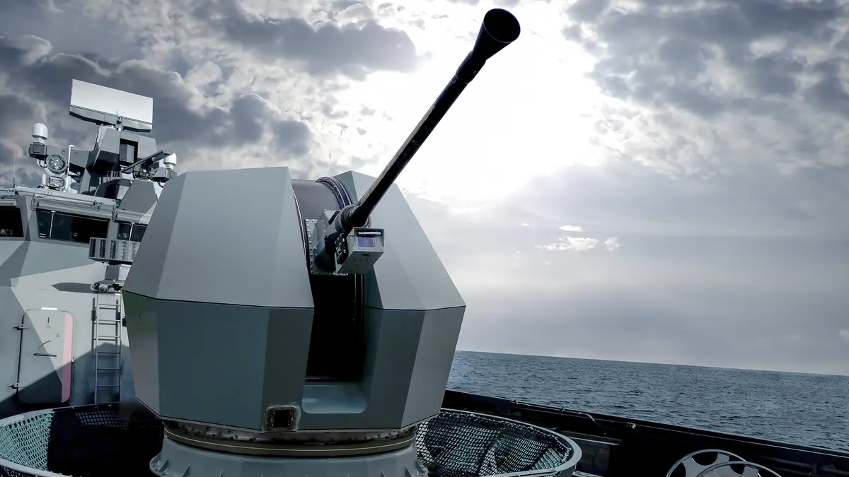 BAE Systems fecha contrato milionário para fornecer canhão naval de última geração à Marinha e reforça poder de fogo com tecnologia avançada em defesa antiaérea e combate naval