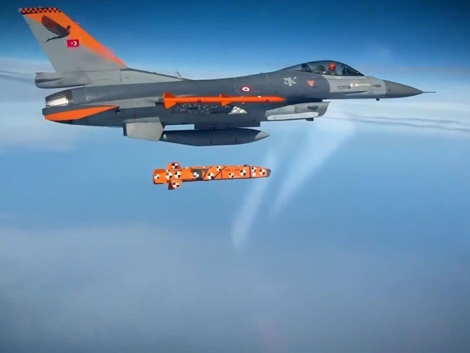 Caça F-16 da Força Aérea da Turquia surpreende ao lançar com sucesso o novo míssil antinavio SOM-J em teste inédito que resulta em alvo abatido com precisão em alto-mar