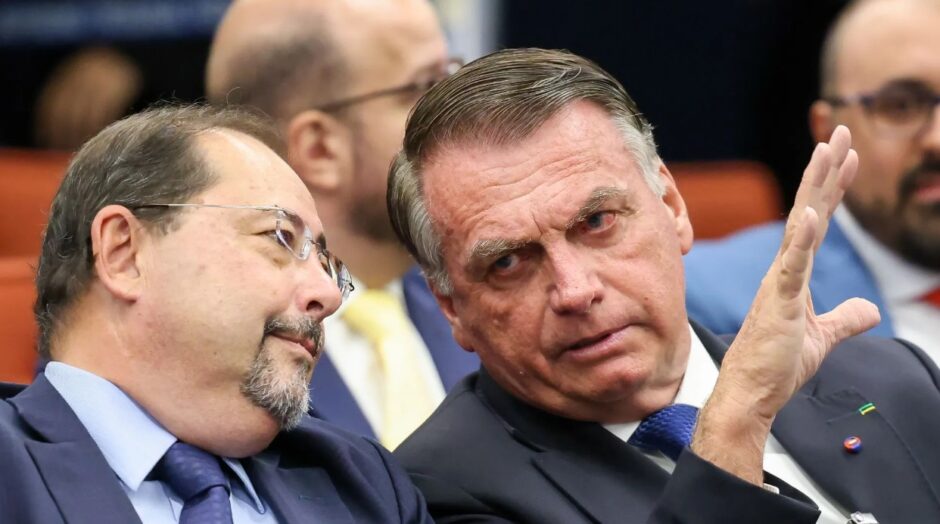Bolsonaro exibe medalha do Exército em julgamento no STF sobre tentativa de golpe