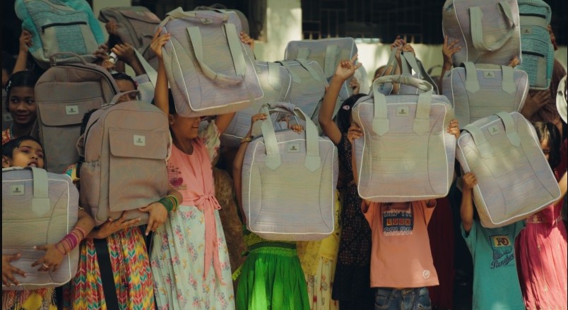 Emirates beneficia mais de 700 crianças em 3 países com mochilas feitas de materiais das aeronaves Airbus e Boeing