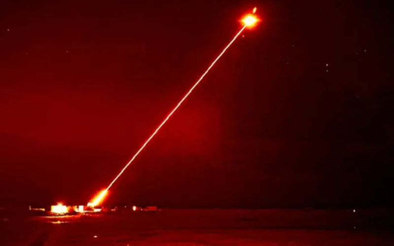Com um disparo invisível, EUA revelam superarma “Leonidas” que frita centenas de drones inimigos em segundos e promete mudar para sempre o futuro das guerras modernas sem gastar munição